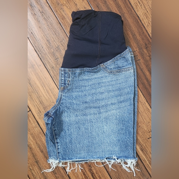 Ingrid & Isabel Maternity Full Panel Shorts size 14 - Picture 1 of 4